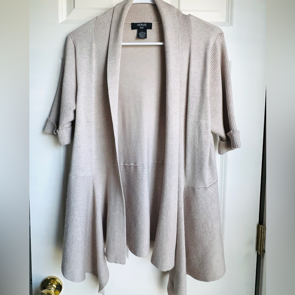 Short sleeve buttonless cardigan